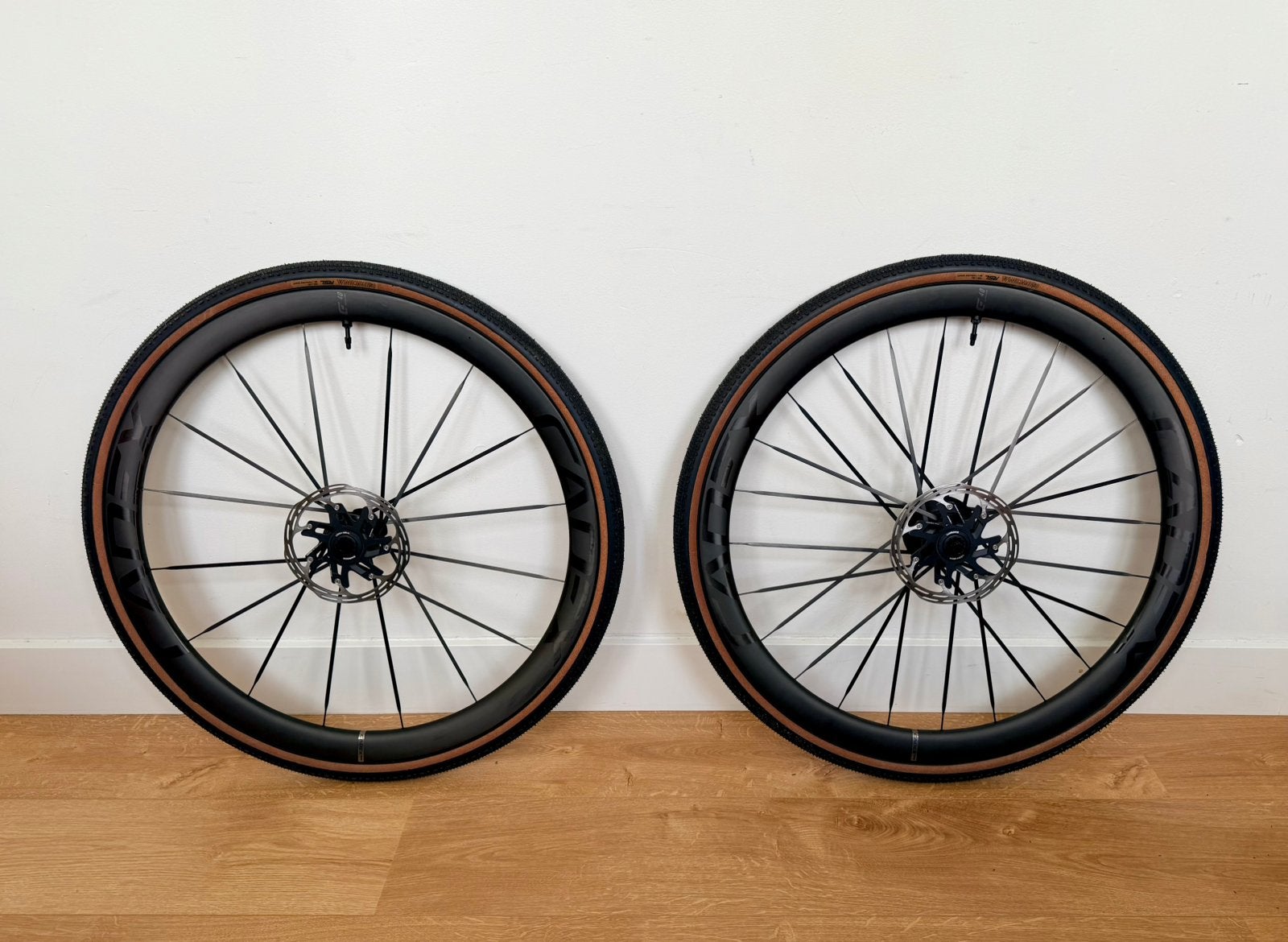 Cadex MAX 40 Tubeless wielset, NIEUW, incl. banden, Fietsen en Brommers, Fietsonderdelen, Ophalen of Verzenden, Nieuw, Wiel, Carbon