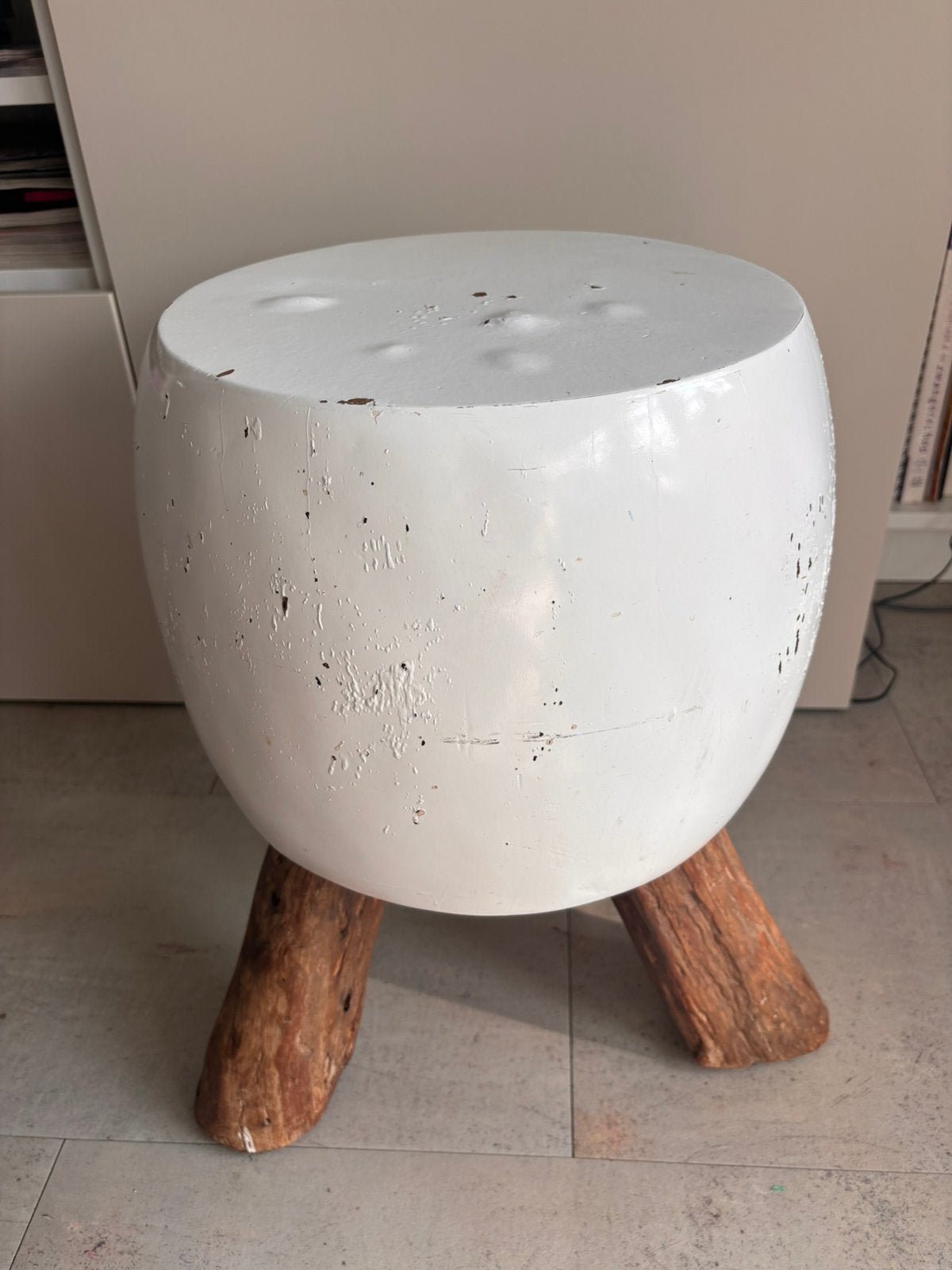 Bijzondere zware design kruk / bijzettafel – massief hout, Ophalen, Gebruikt
