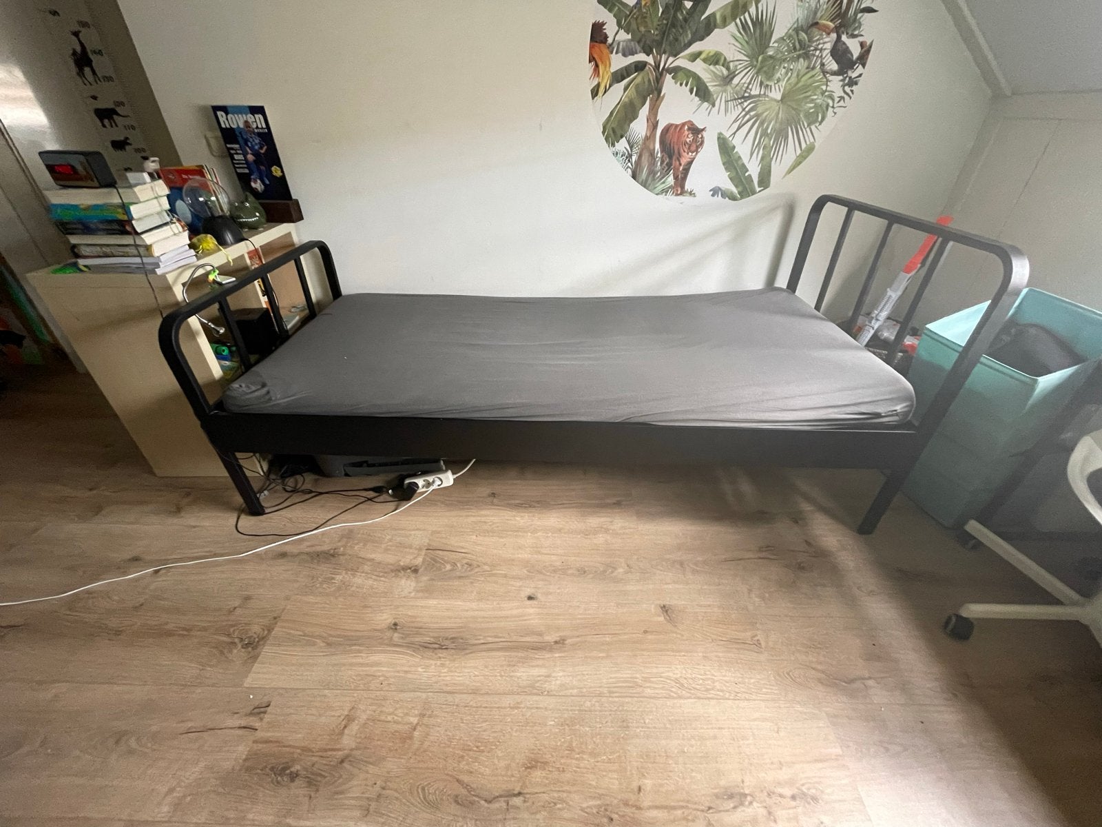Zwart eenpersoonsbed met matras Woood/ Mees, Huis en Inrichting, Slaapkamer | Bedden, Ophalen, Gebruikt, 90 cm, Eenpersoons