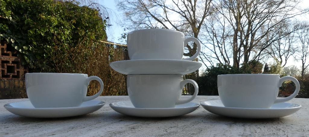 Johnson Bros Exclusively for Douwe Egberts 4 Kop + Schotel, Huis en Inrichting, Ophalen of Verzenden, Nieuw, Porselein, Kop(pen) en/of Schotel(s)