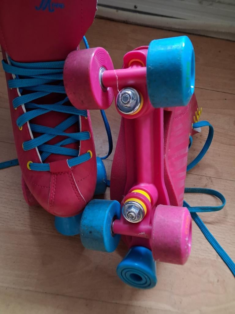 Leuke rolschaatsen, roze met blauwe veters, Ophalen, Zo goed als nieuw, Kinderen