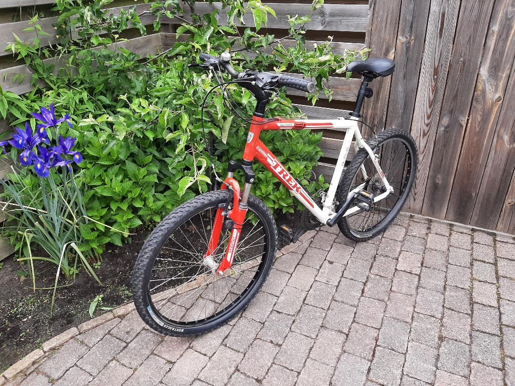 Trek 3 series Alpha (26 inch, kleur rood/ wit), Fietsen en Brommers, Fietsen | Mountainbikes en ATB, Ophalen, Gebruikt, Hardtail