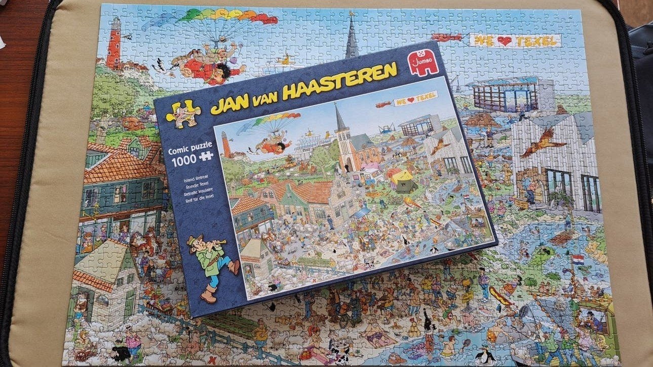 Puzzel Jan van Haasteren - Rondje Texel - 1000 st, Ophalen of Verzenden, 500 t/m 1500 stukjes, Zo goed als nieuw, Legpuzzel