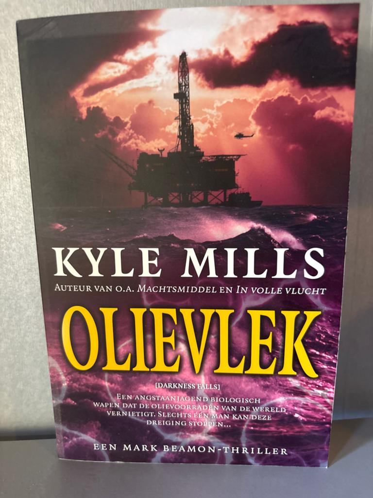Kyle Mills - Olievlek (Darkness Falls) - Thriller, Ophalen of Verzenden, Gelezen, Wereld overig