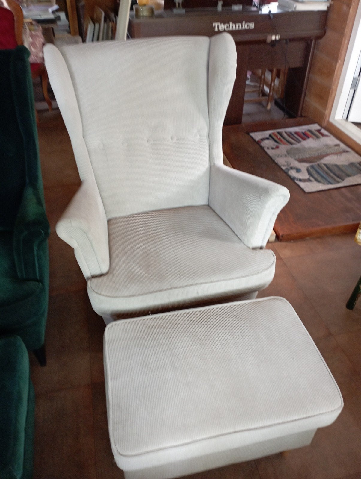 STRANDMON Oorfauteuil met voetenbank. Beige en Groen, Ophalen, Gebruikt, 75 tot 100 cm, Klassiek, Tijdloos