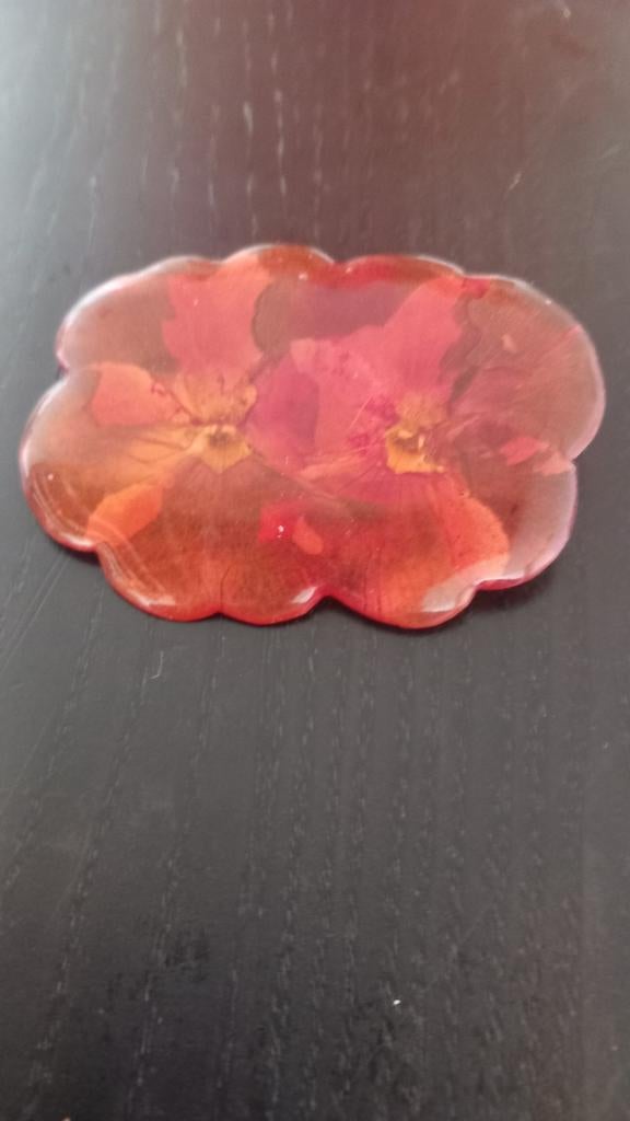 Broche in hars gegoten violen, Sieraden, Tassen en Uiterlijk, Broches, Overige materialen, Rood, Ophalen of Verzenden