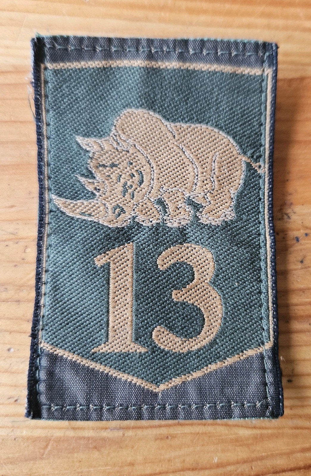 Mouwembleem 13 Lichte Brigade / gemechaniseerde brigade, Verzamelen, Ophalen of Verzenden, Landmacht, Nederland, Embleem of Badge