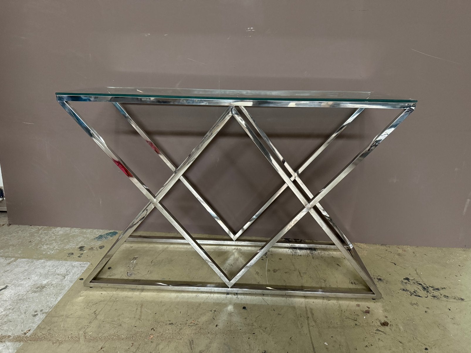 Moderne zilverkleurige sidetable met glazen blad, Huis en Inrichting, Tafels | Sidetables, Ophalen, 100 tot 150 cm, Zo goed als nieuw