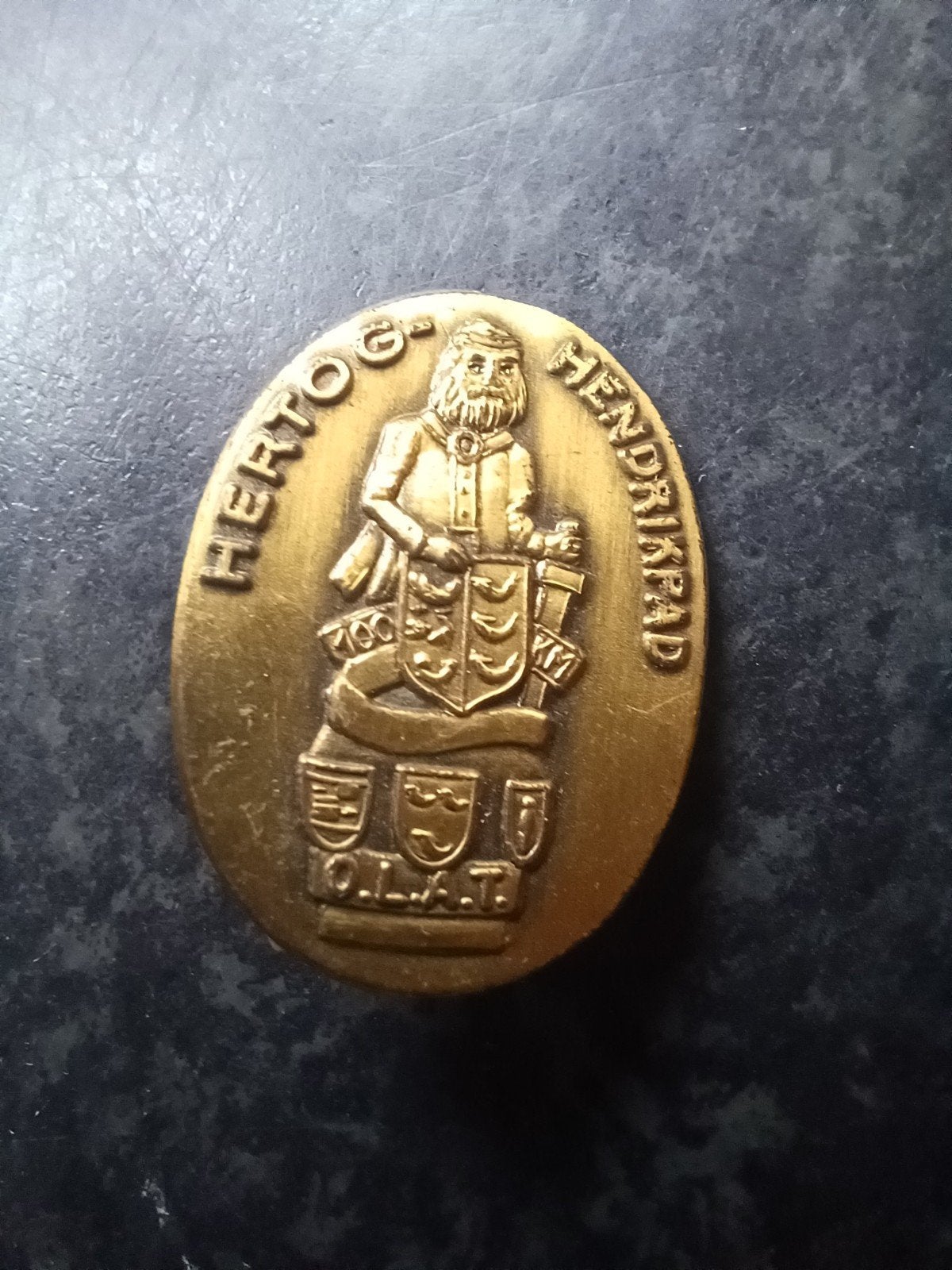 Speld Hertog Hendrikpad 100km OLAT (Eindhoven) bronskleur, Verzamelen, Ophalen of Verzenden, Gebruikt, Overige onderwerpen, Speldje of Pin