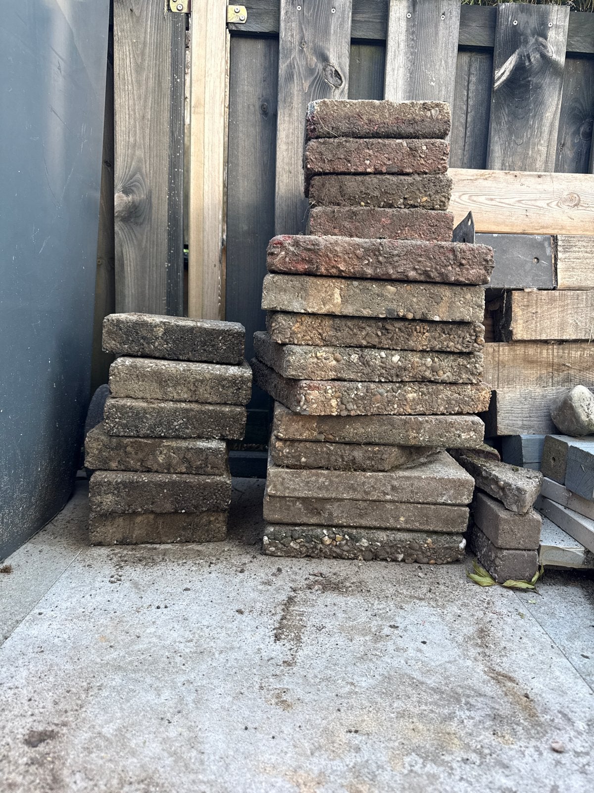 Gratis gebruike vierkante tegeltjes, rood/grijs, Ophalen, Gebruikt, Minder dan 5 m², Beton