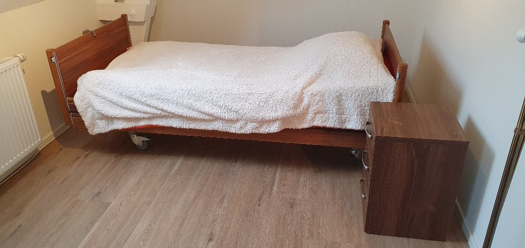 ZGAN Zorgbed Verpleegbed Senioren + nachtkastje + matras, Ophalen, Zo goed als nieuw