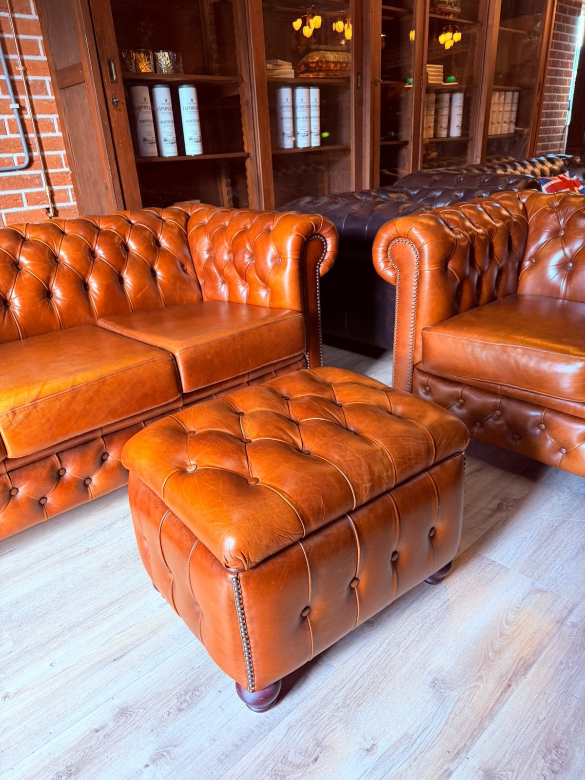 The Chesterfield Brand Cognac 3-zits + Fauteuil + Poef, Huis en Inrichting, Banken | Bankstellen, Ophalen, Gebruikt, Chesterfield brand