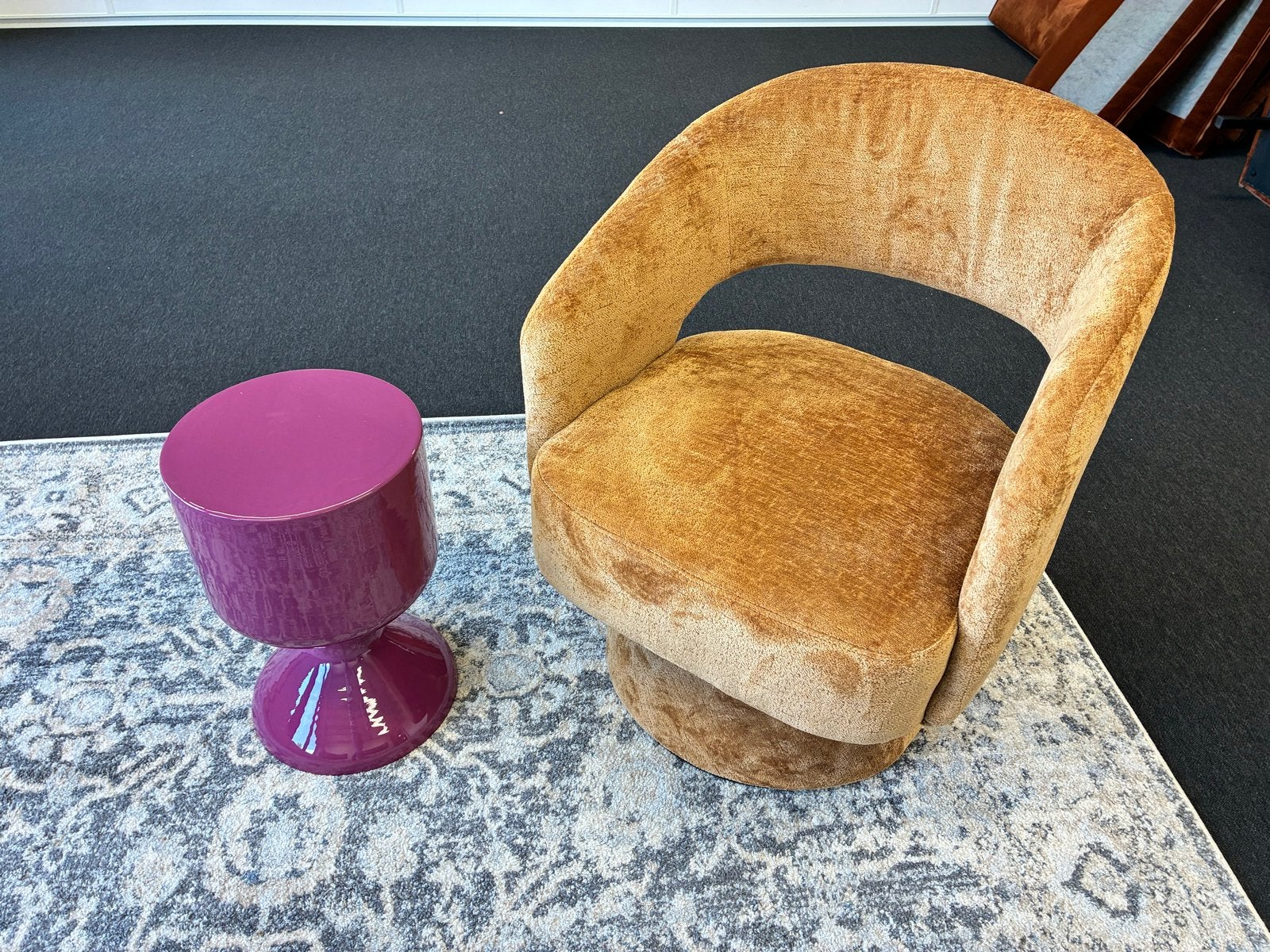 Prachtige deaaistoel met bijzettafel, Ophalen, Bruin, Zo goed als nieuw, Eén