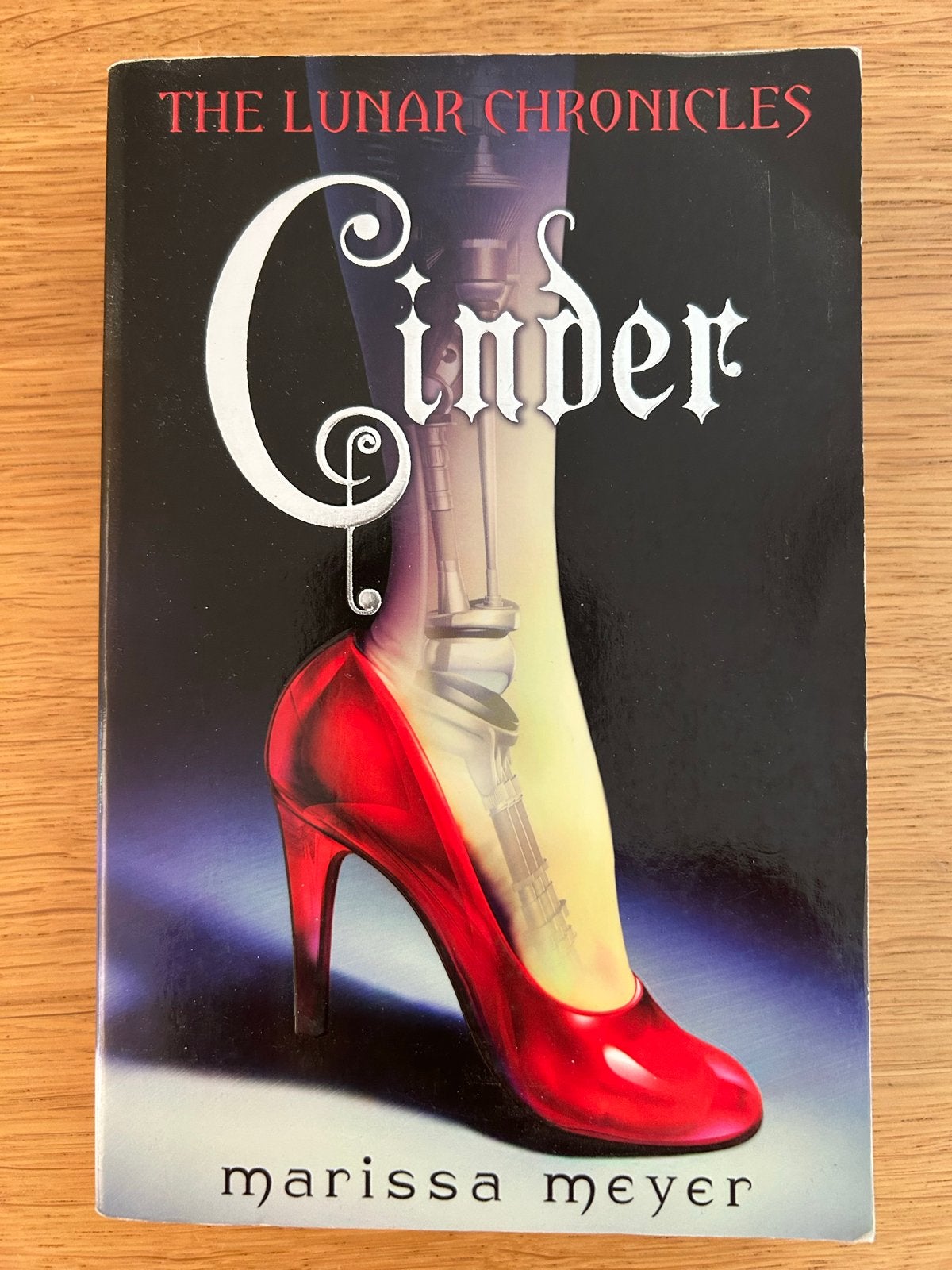 Cinder - The Lunar Chronicles - Marissa Meyer, Boeken, Fantasy, Ophalen of Verzenden, Gelezen