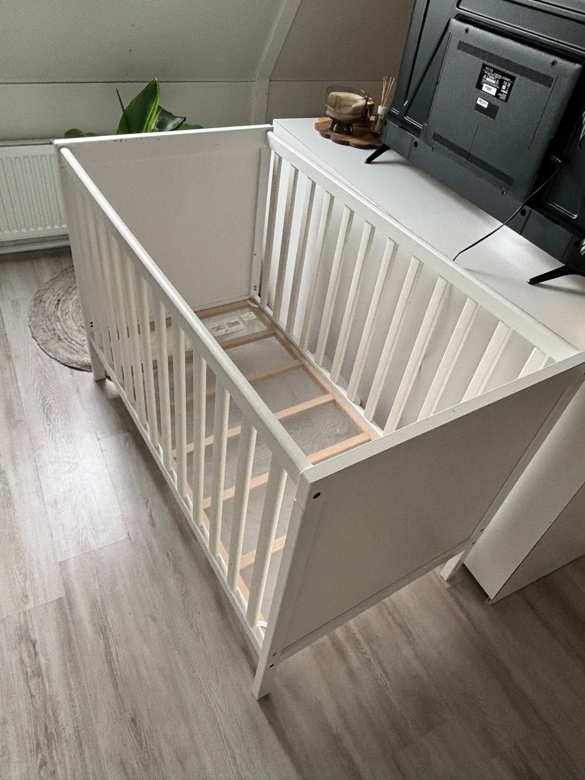 Ikea Sundvik babybed 60x120 cm, om te bouwen tot peuterbed, Ophalen, Gebruikt, Minder dan 140 cm, Minder dan 70 cm