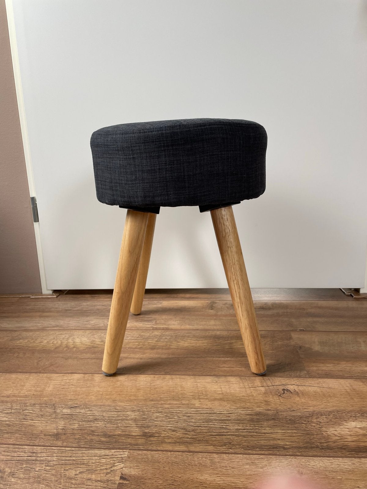 Donkergrijze poef met houten poten, Ophalen, Zo goed als nieuw, Hout