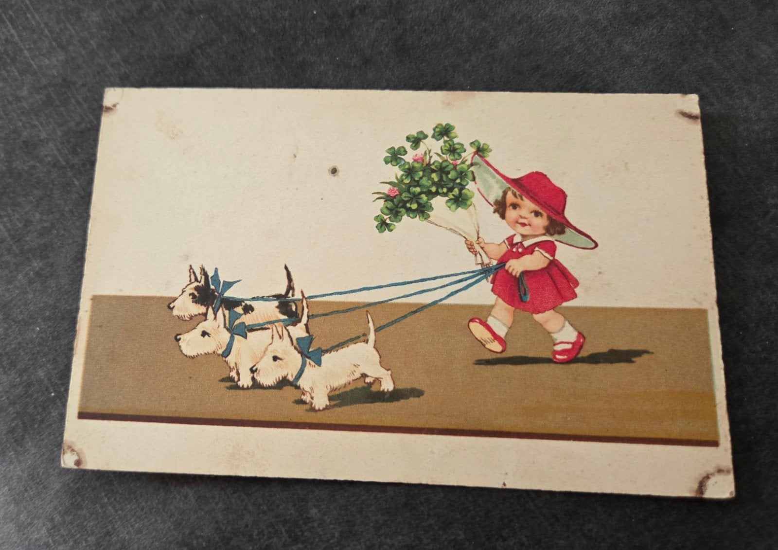 Meisje met 3 Schotse Terriers en klavertjes vier, Verzamelen, Verzenden, 1940 tot 1960, Gelopen, Kinderen