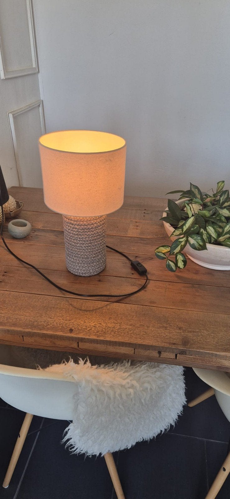 Tafellamp crème, onderstel steen gevlochten. H.33cm, Ophalen