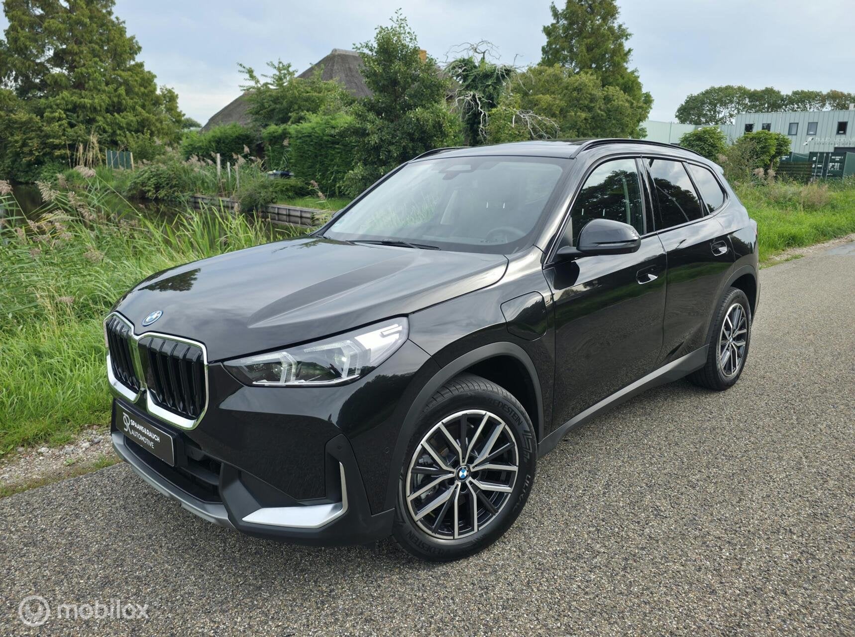 BMW X1 xDrive25e / Pano / Leder / HUD / HK Audio / Trekhaak, Auto's, Gebruikt, Zwart, Zwart, Bedrijf