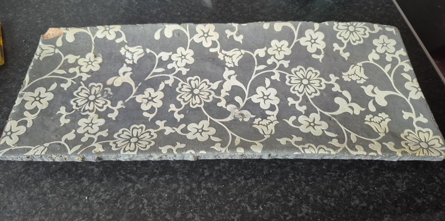 Antieke decoratieve tegel met bloemmotief 35x14cm, Ophalen