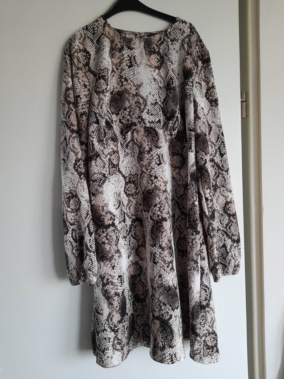 dames jurk mt M, Kleding | Dames, Bruin, Primark, Jurk, Ophalen of Verzenden