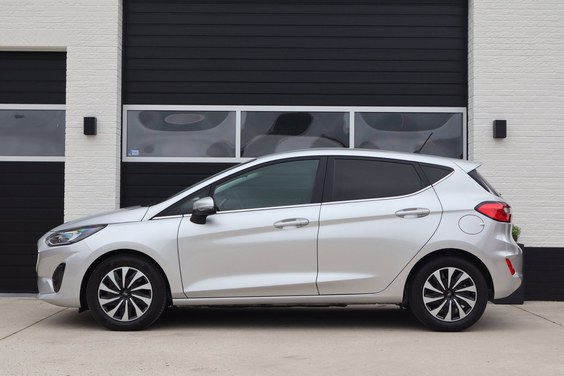 Ford Fiesta 1.0 EcoBoost 125pk Hybrid Titanium Automaat - Ni, Auto's, Dealer onderhouden, Automatische klimaatregeling, Bedrijf