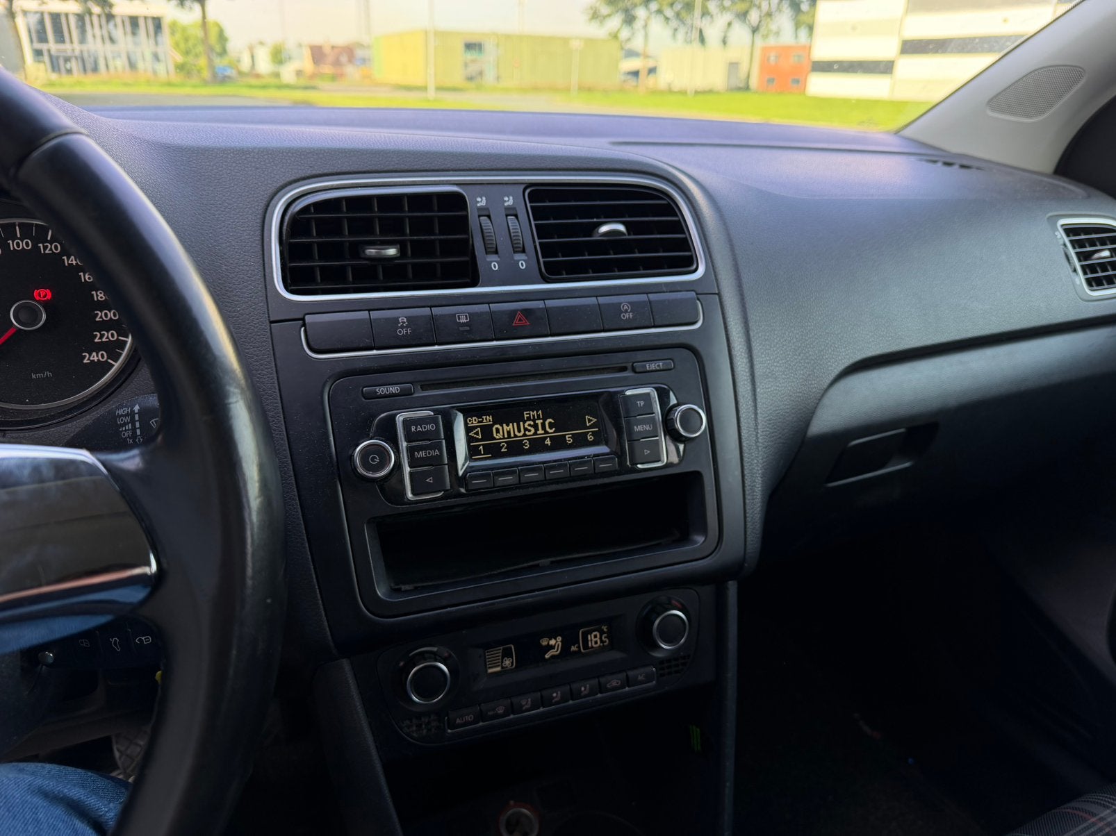 Foto 10 van Volkswagen Polo 1.2 TDI 55KW BM 2012 Rood | GTI Interieur