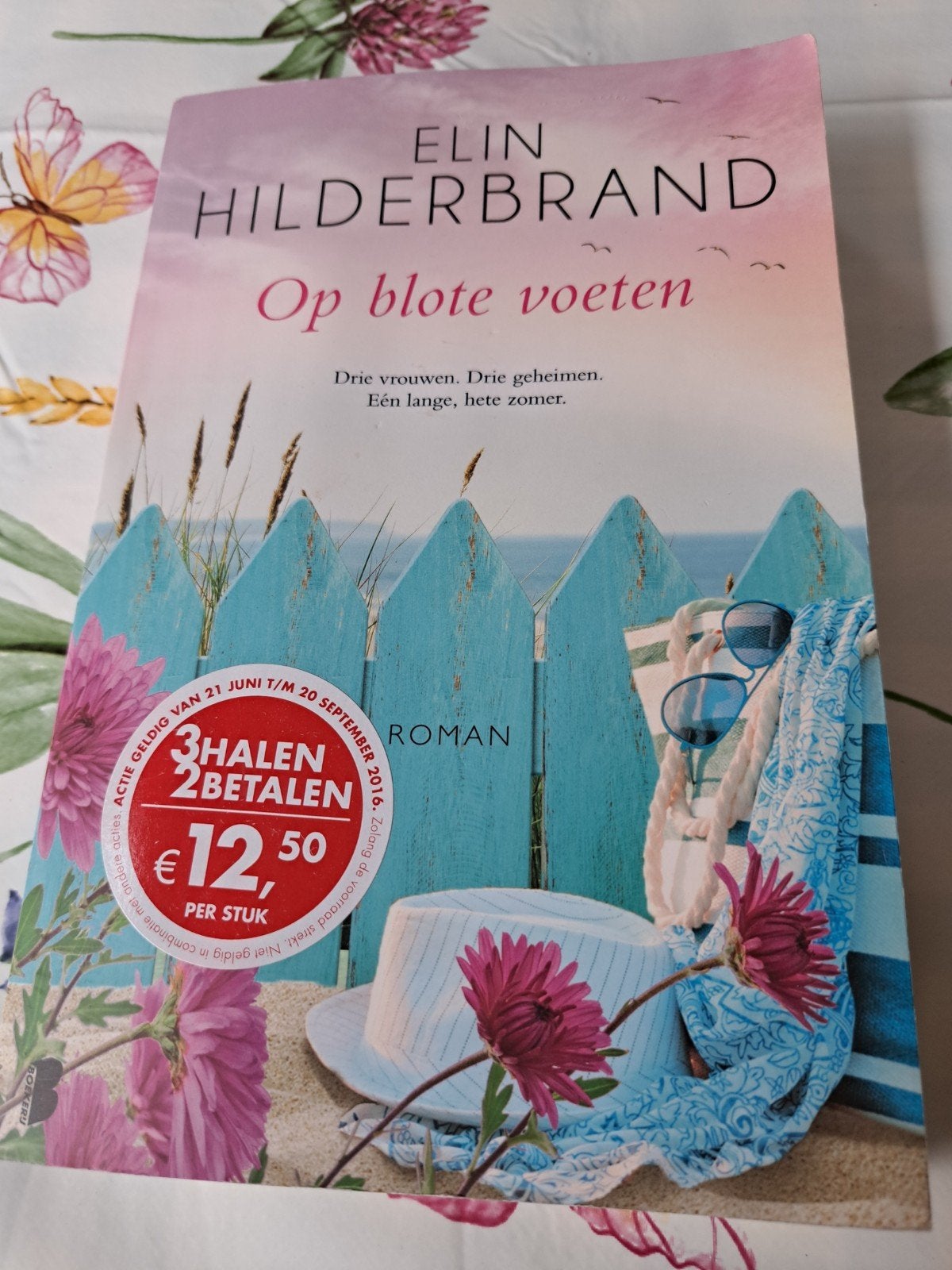 L: Op blote voeten - Elin Hilderbrand (Roman), Ophalen of Verzenden, Zo goed als nieuw, Elin Hilderbrand, Nederland