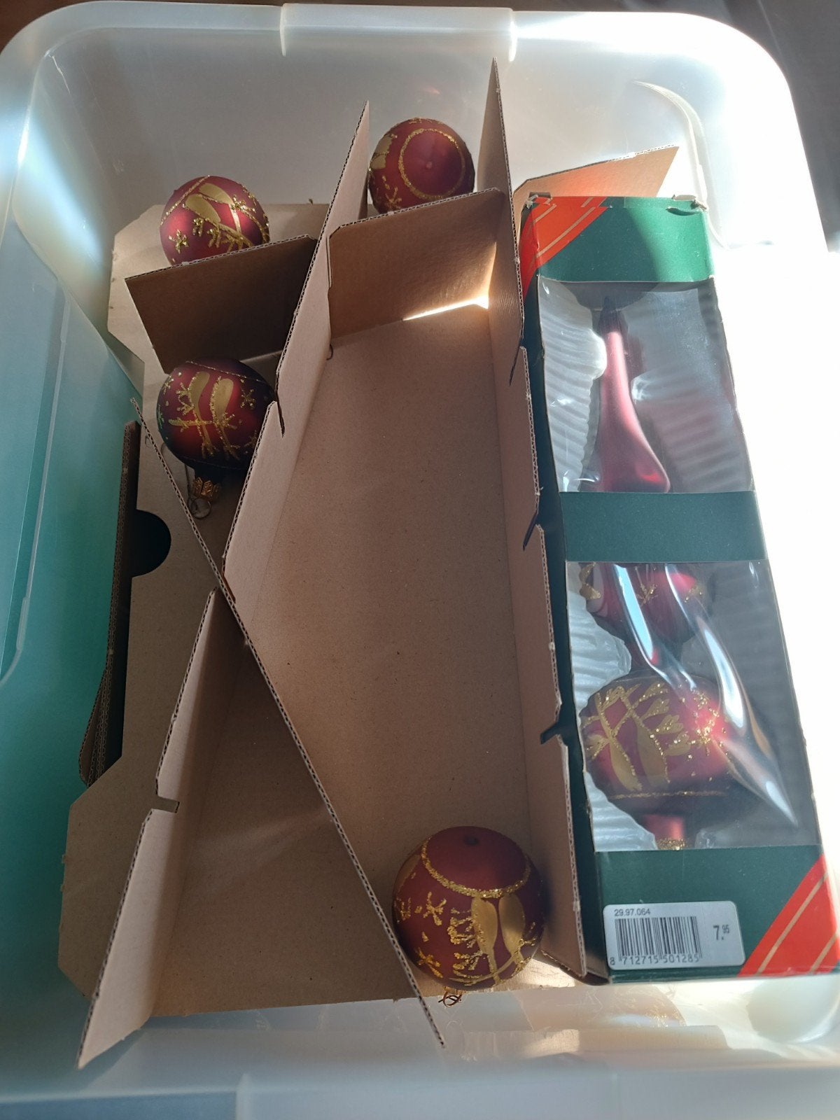 28 Glazen kerstballen en piek, Ophalen