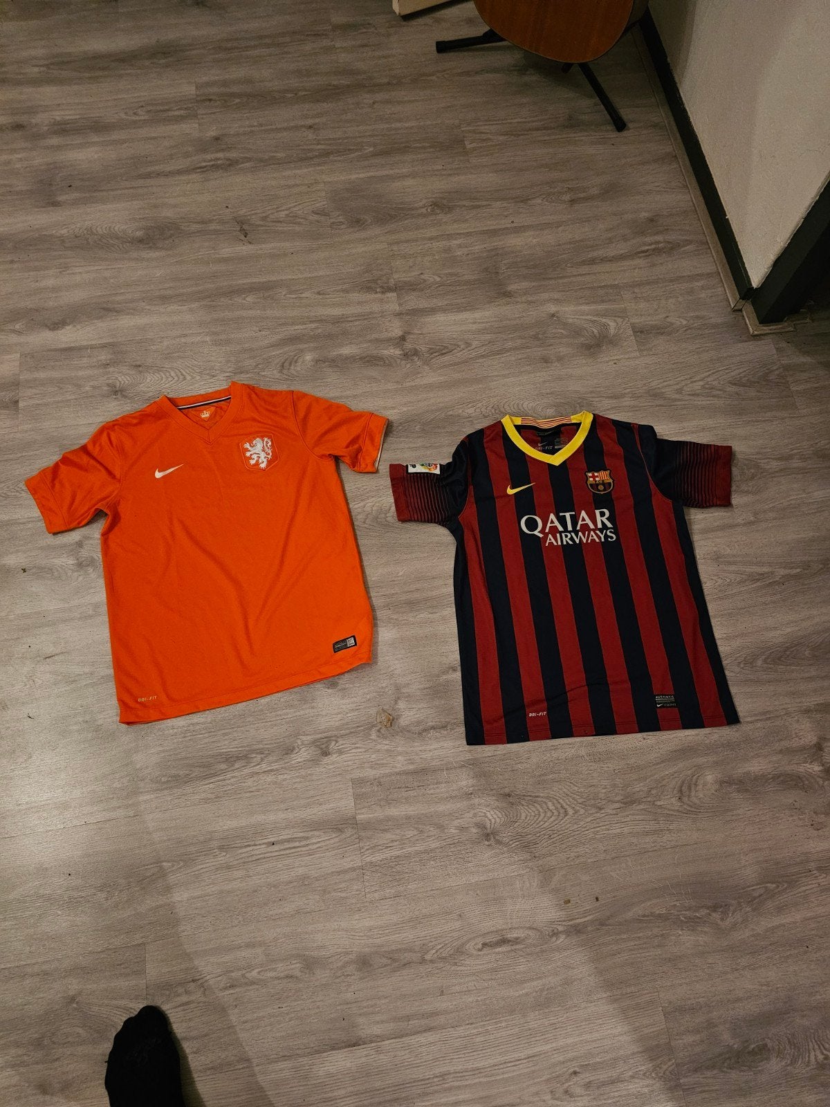 2 Voetbalshirts: Oranje (Nederland) & Rood/Blauw (Barcelona), Ophalen of Verzenden, Shirt