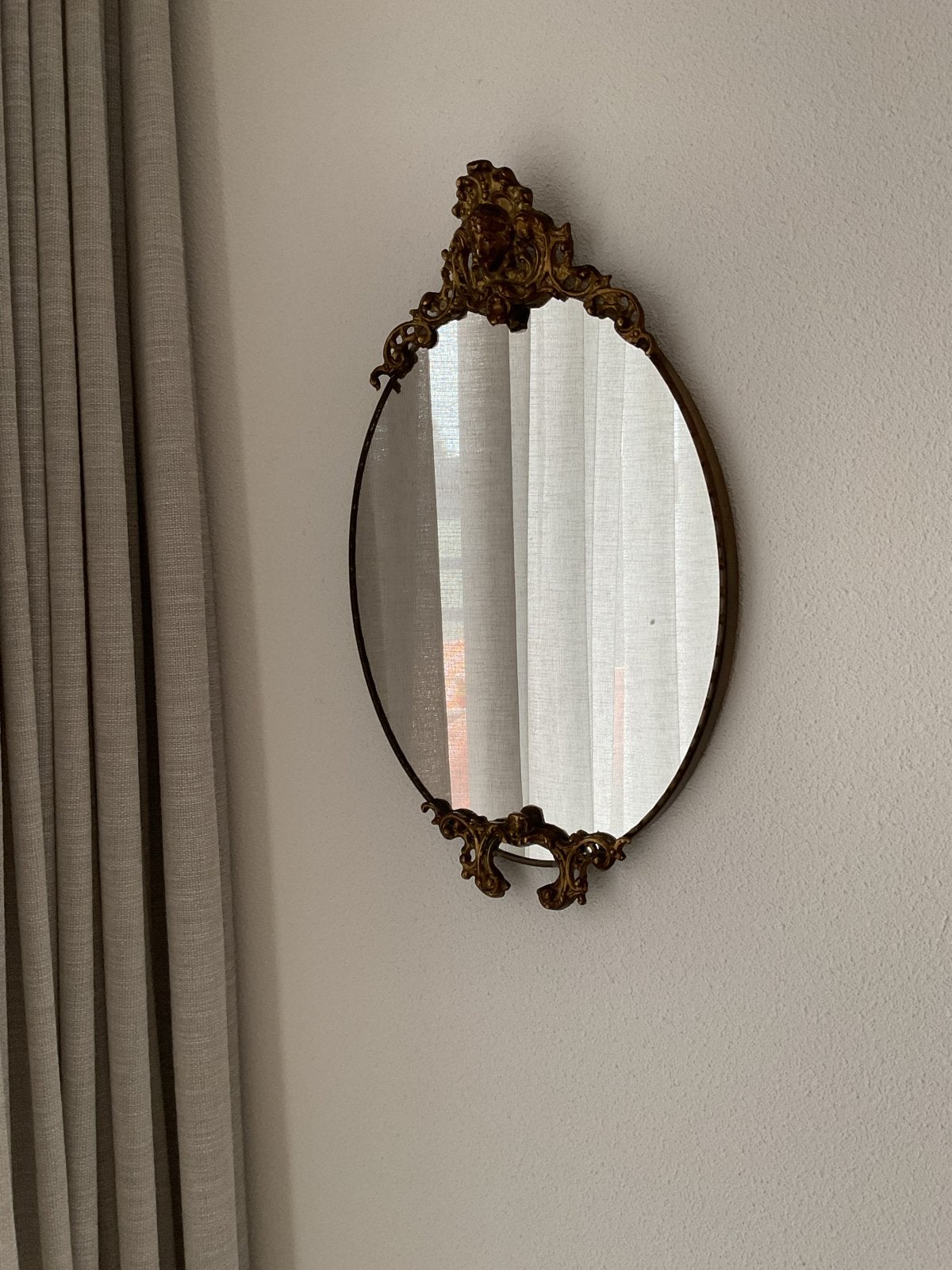 Ovale spiegel met sierlijke gouden lijst, Ophalen of Verzenden, Ovaal, Minder dan 50 cm, Minder dan 100 cm
