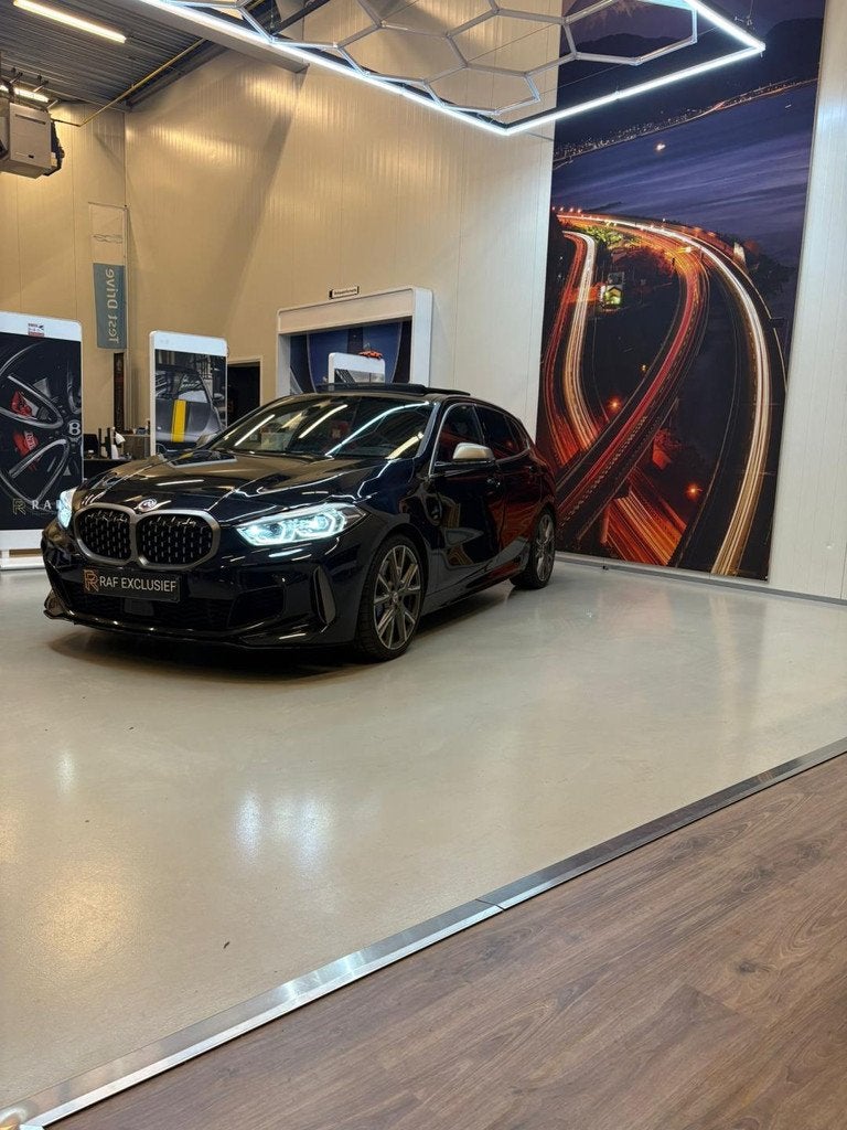 BMW 1-serie M135i xDrive High Executive, Auto's, BMW, 1998 cc, Gebruikt, 4 cilinders, Zwart