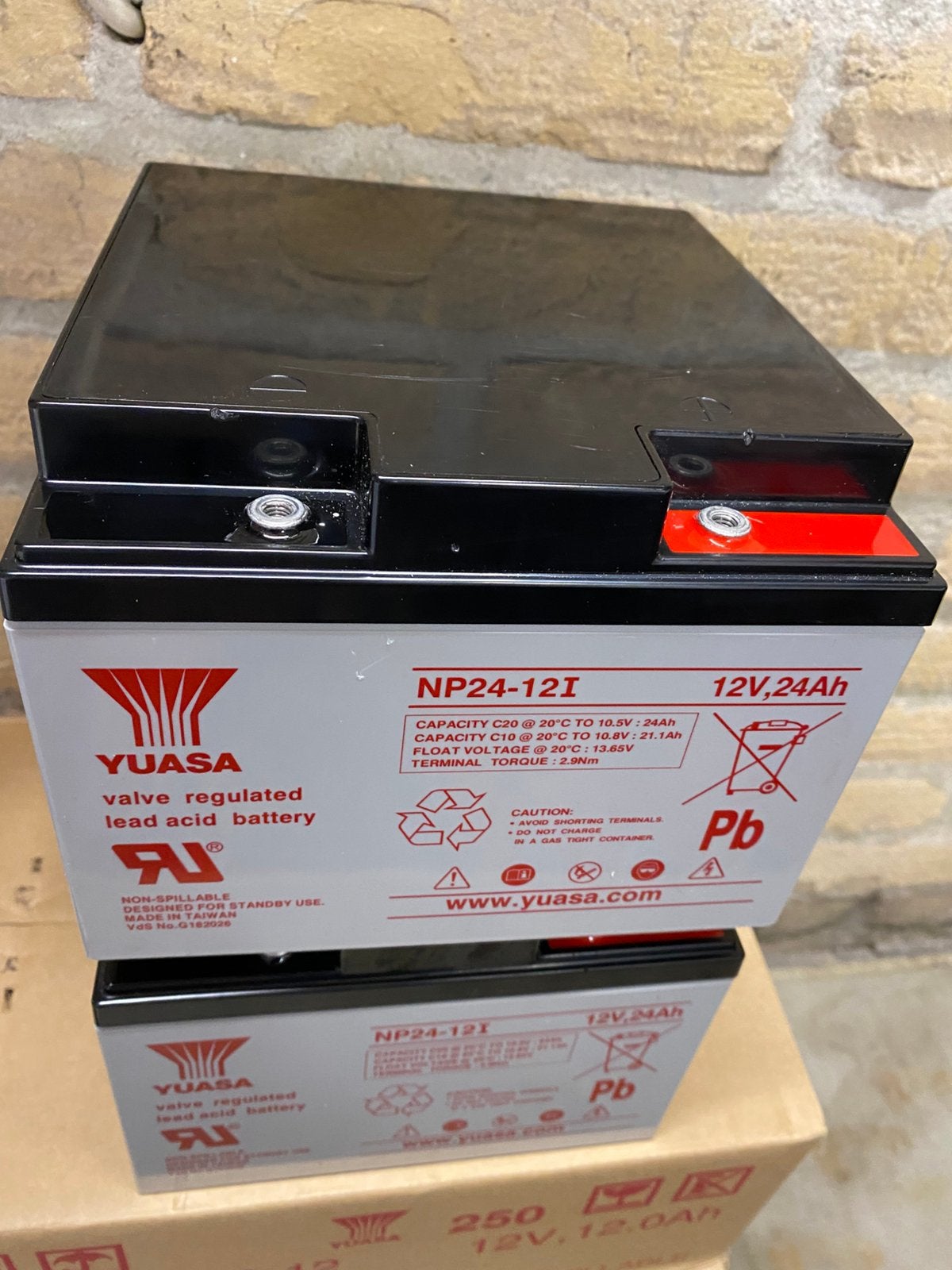 Accu 12 V.   24 Ah.   Yuasa, Auto-onderdelen, Gebruikt