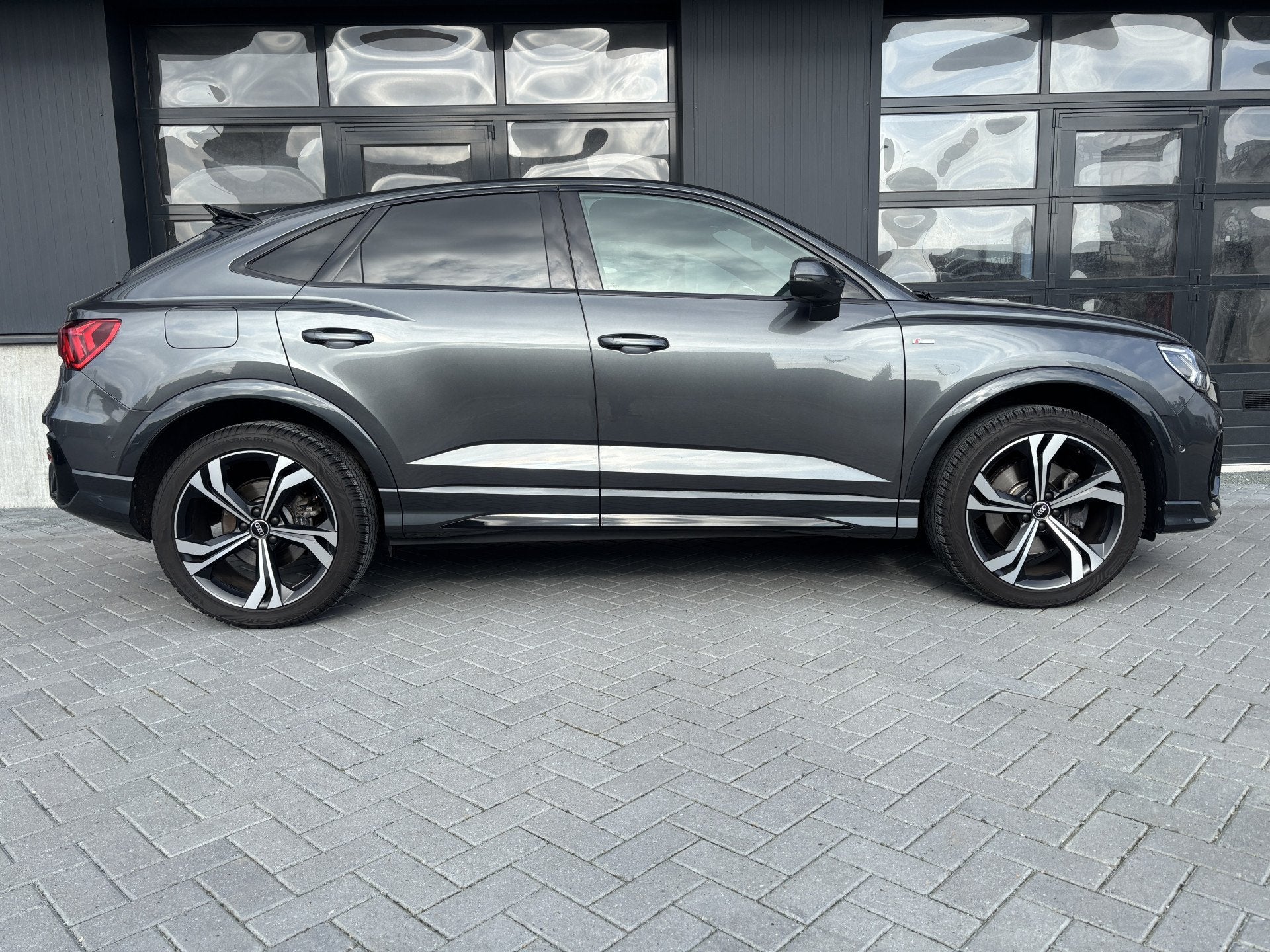 Audi Q3 Sportback 45 TFSI e S-Line B&O Pano 360-Camera Carbo, Gebruikt, Hybride Elektrisch/Benzine, SUV of Terreinwagen, Zilver of Grijs
