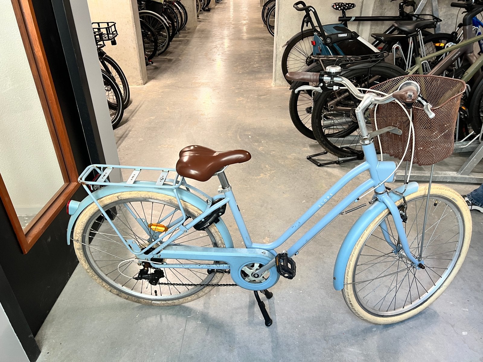 Lichtblauwe Elops stadsfiets met mandje en bagagedrager, Overige merken, Gebruikt, Velgrem, Versnellingen
