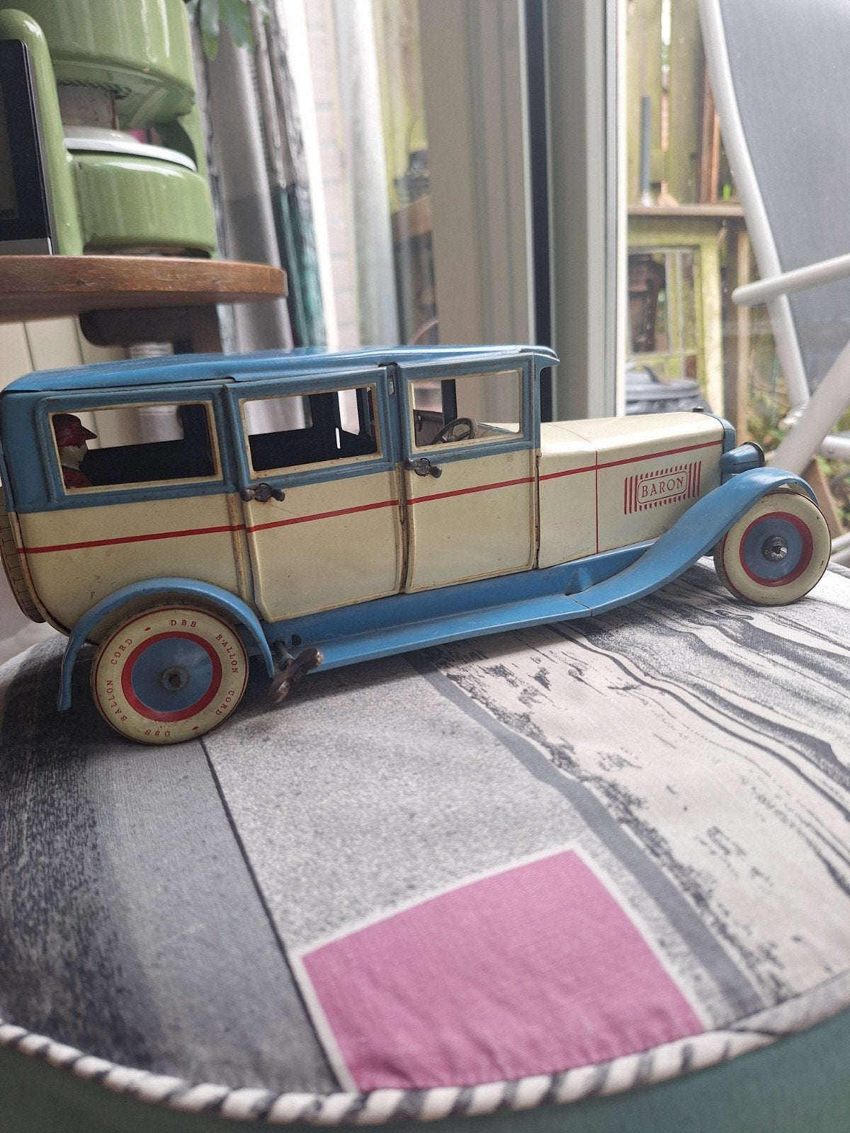 Antieke blikken speelgoedauto DBS Baron 540, Ophalen