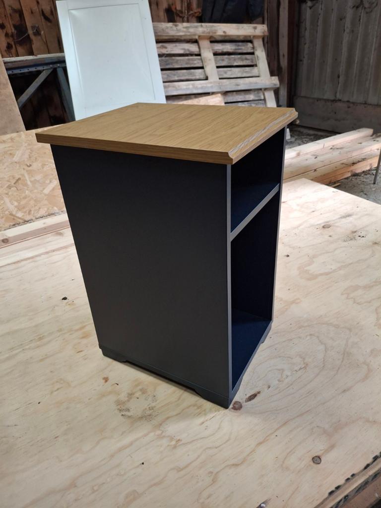 IKEA Nachtkastje met houten blad en donkerblauwe basis, Ophalen, Gebruikt, Minder dan 45 cm, 55 tot 70 cm