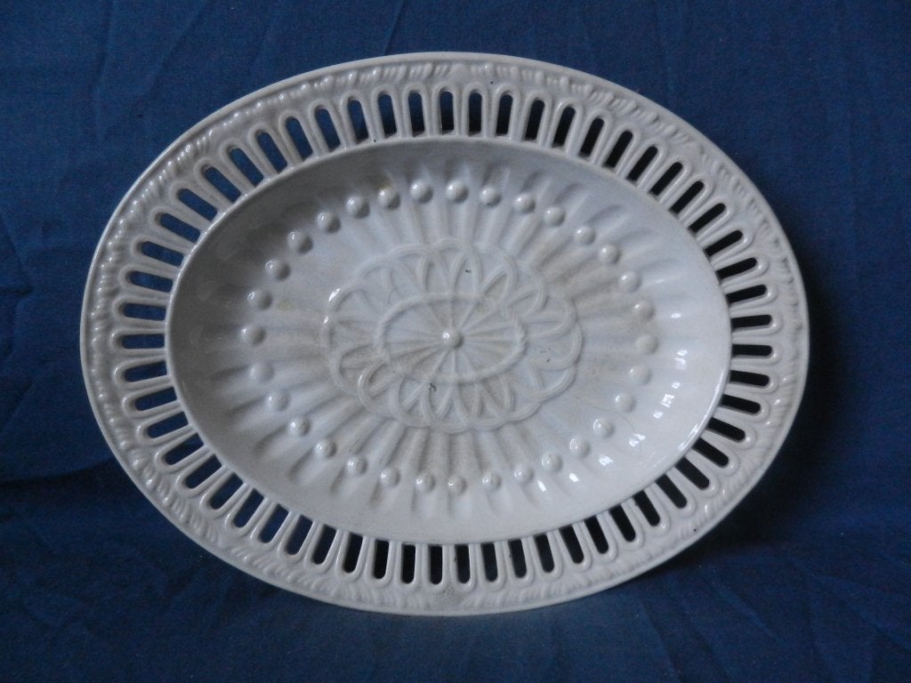 Ovale schaal met relief en ajour rand Wedgwood ca 1825 b26,7, Ophalen of Verzenden