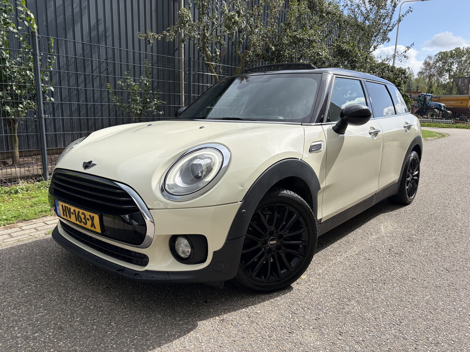 MINI Clubman 1.5 Cooper Salt Business / PANORAMADAK / NAVI /, Voorwielaandrijving, 136 pk, Gebruikt, Wit