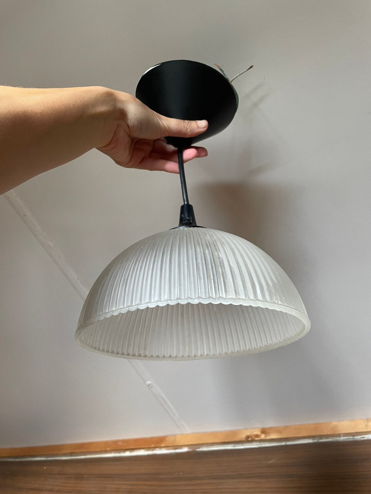 Vintage Glazen Hanglamp – Geribbeld Wit Glas, Huis en Inrichting, Ophalen, Glas, E27 (groot)