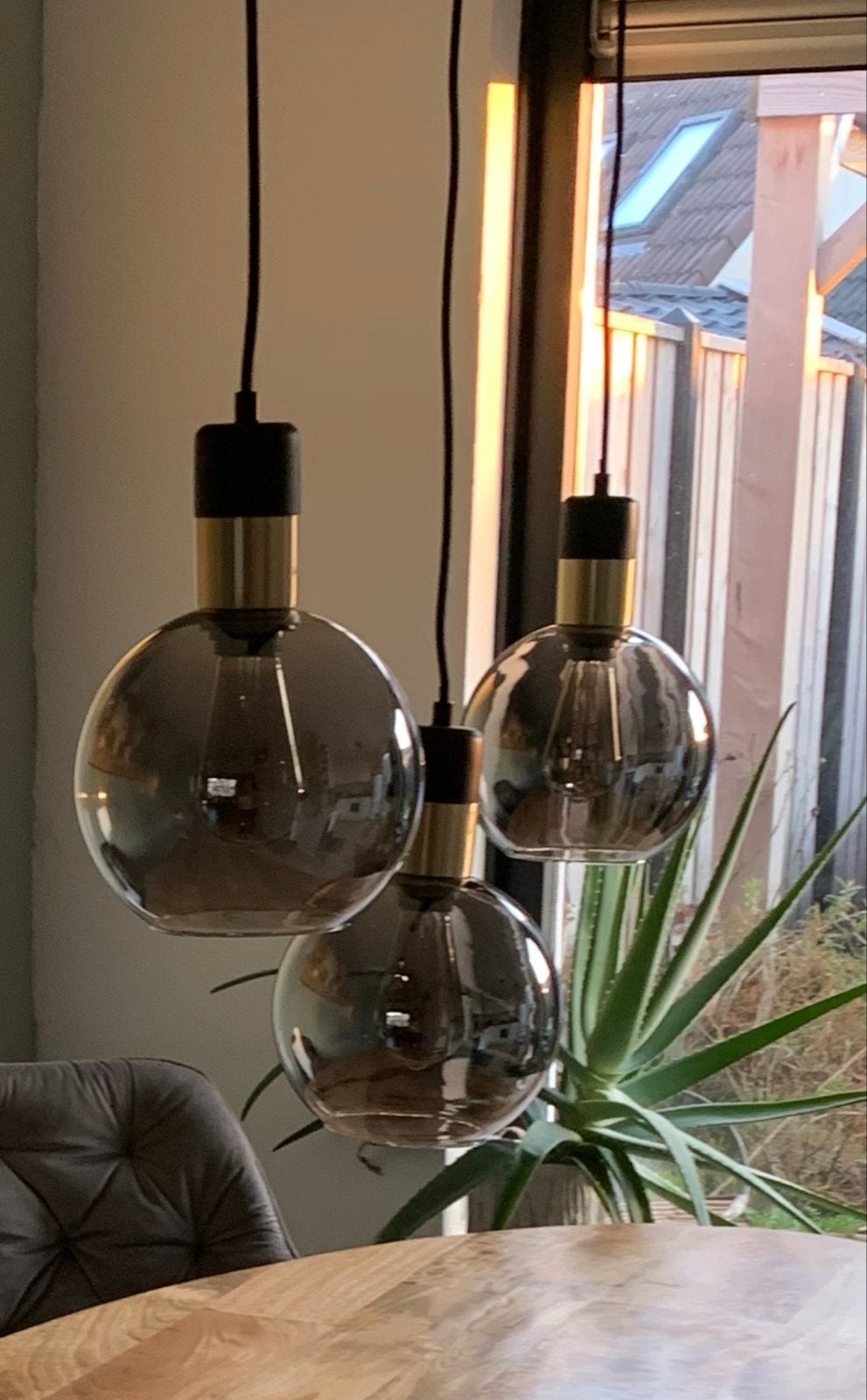 Moderne hanglamp met 3 rookglazen bollen, Ophalen, Zo goed als nieuw, Glas