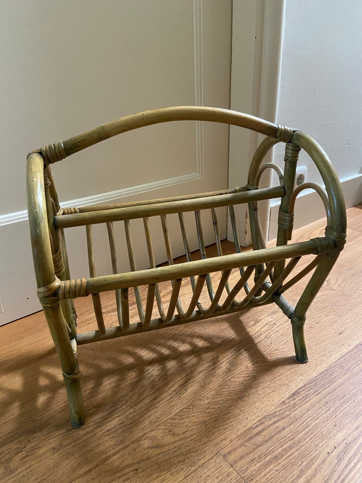 Vintage rotan lectuurbak / tijdschriftenrek, Huis en Inrichting, Woonaccessoires | Krantenbakken en Lectuurbakken, Ophalen, Gebruikt