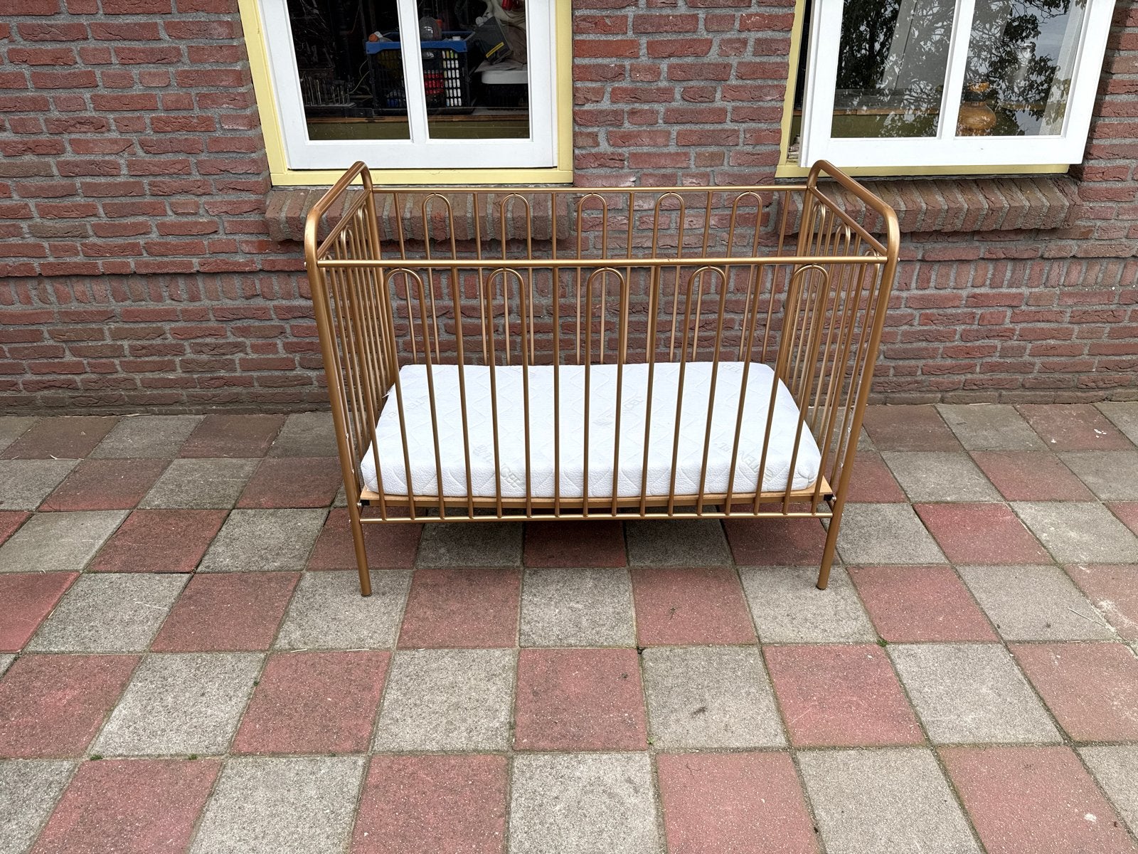 Gouden ledikant met matras, Ophalen, 190 cm of minder, Zo goed als nieuw, Metaal
