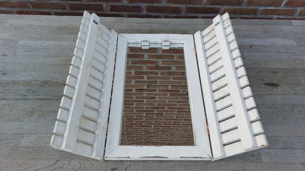 tuinspiegel met witte luiken, Tuin en Terras, Tuinwanddecoratie, Ophalen of Verzenden, Zo goed als nieuw