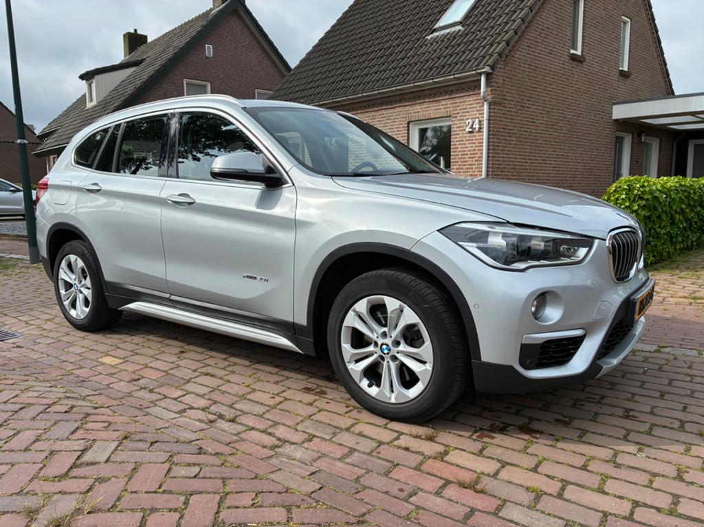 BMW X1 Xdrive20i 192pk Aut 2016 Grijs, Auto's, 1998 cc, 2000 kg, Vierwielaandrijving, Particulier