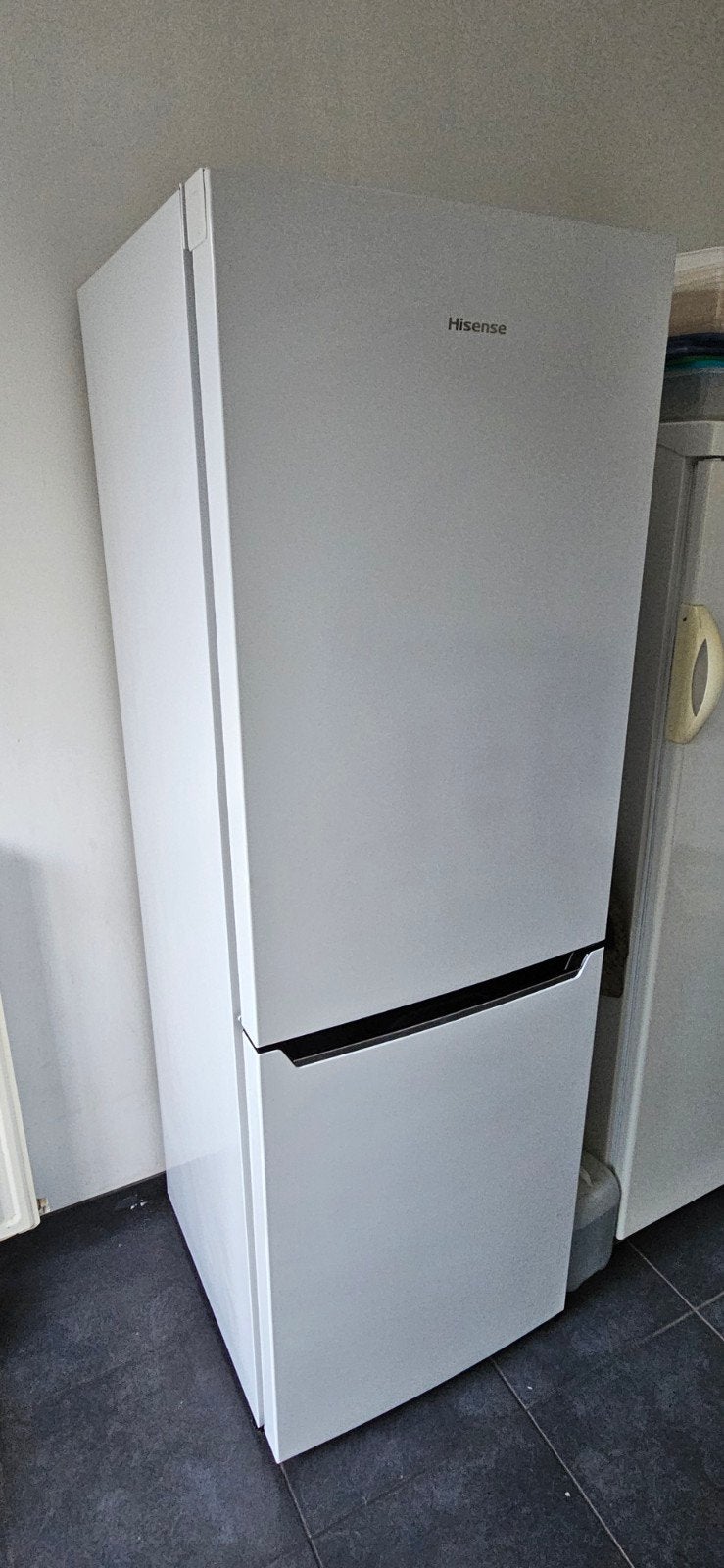 Hisense RB371N4EW1 gebruikt, 200 liter of meer, Ophalen, Met aparte vriezer, 160 cm of meer