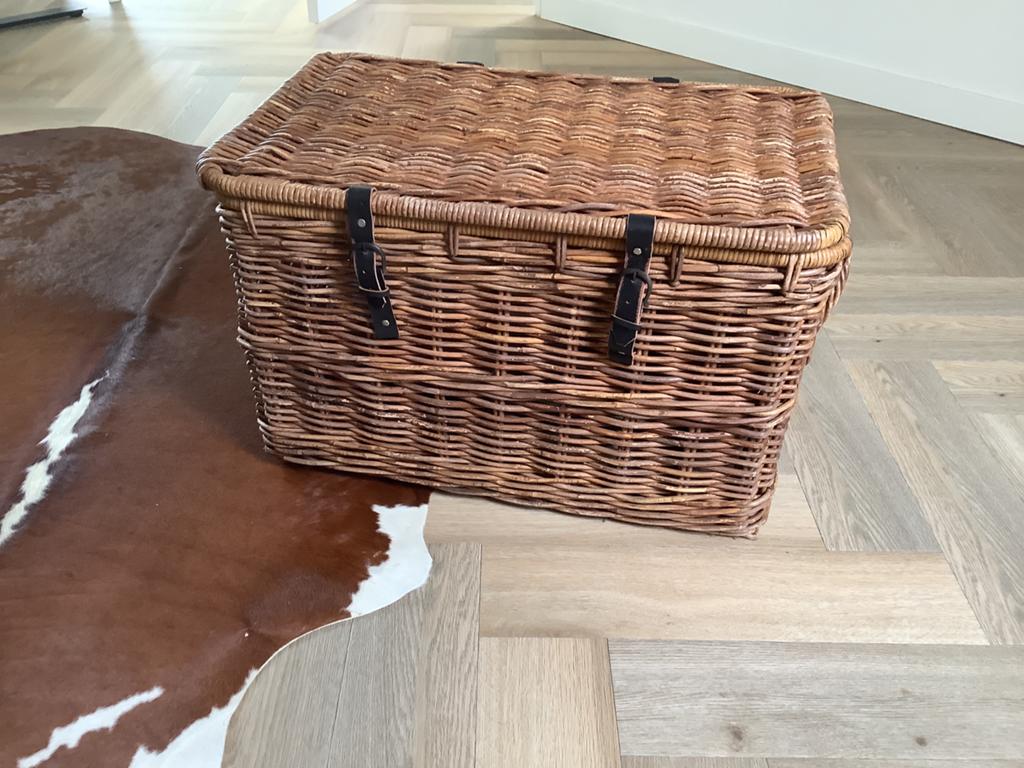 👌Rieten opbergmand afsluitbaar met leren riemen!, Huis en Inrichting, Woonaccessoires | Schalen en Manden, Gebruikt, Rechthoekig
