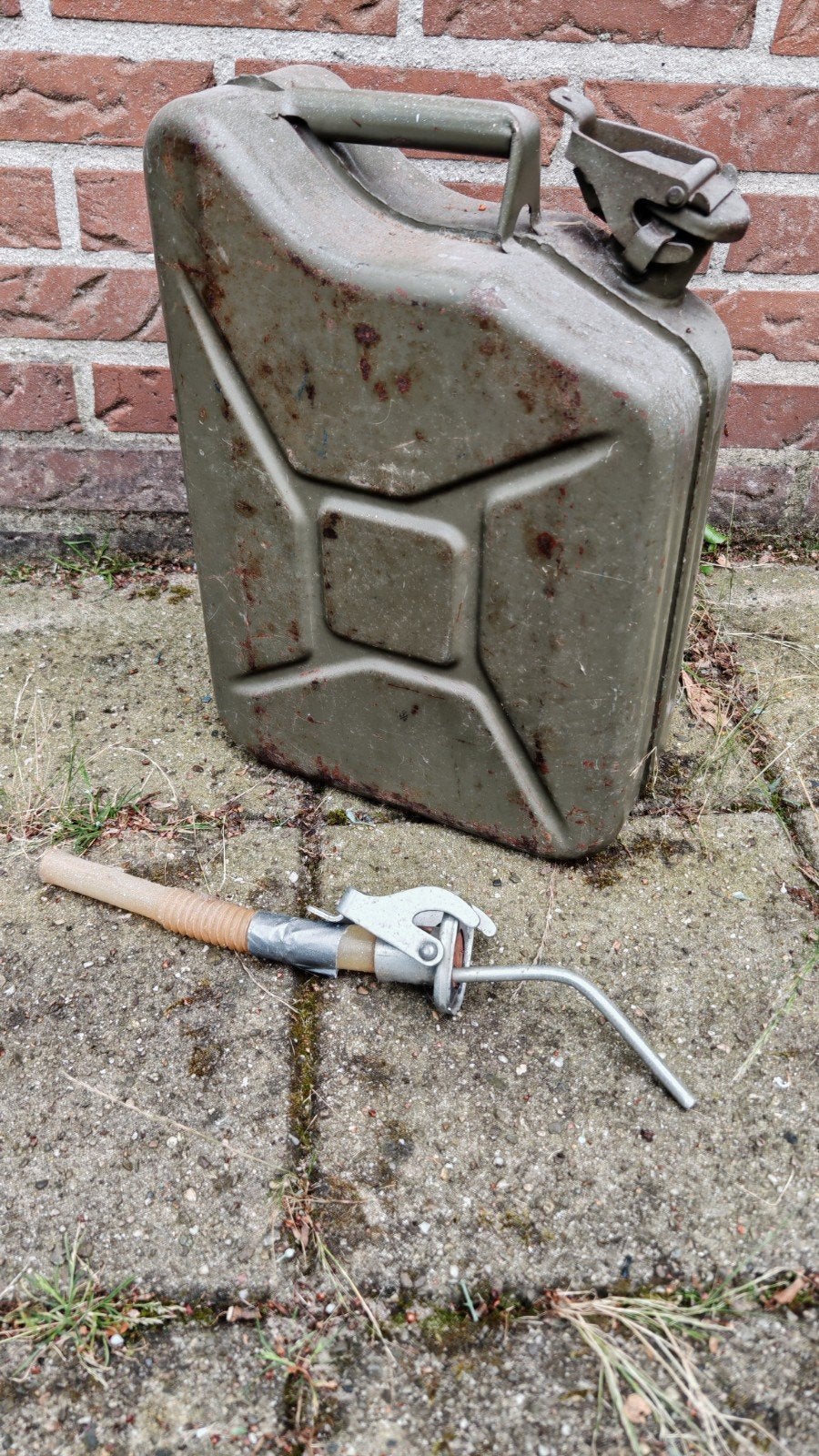 Oude Jerrycan met schenktuit - Militair Groen, Auto diversen, Ophalen