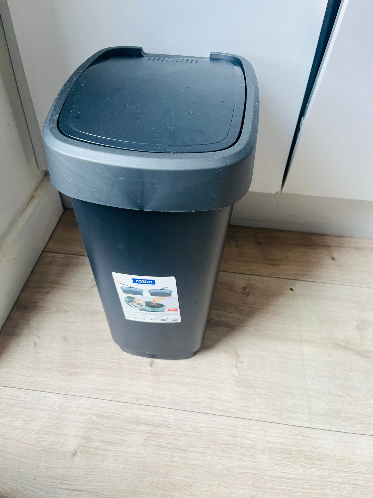 GRATIS Kleine zwarte afvalbak - Rotho, Ophalen, Kunststof, Gebruikt, Minder dan 10 liter