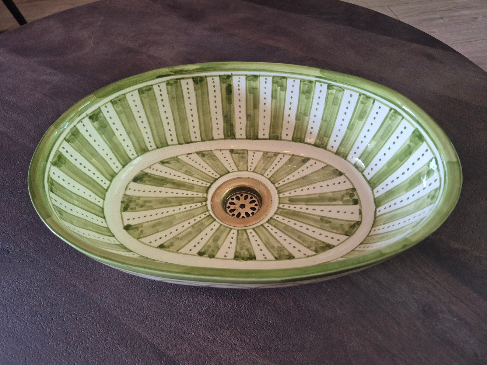 Ovale handbeschilderde wasbak - Groen/Wit, Handbeschilderd, Porselein of Keramiek, Schaal, Ophalen of Verzenden